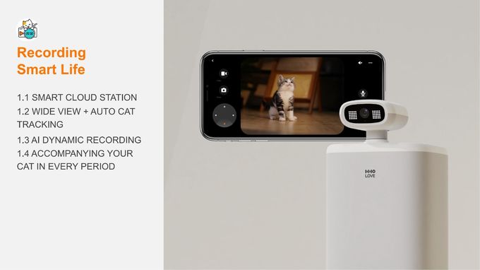 Individu chargeant le robot mobile de compagnon d'animal familier pour le chat avec l'OEM d'App/caméra de sécurité 2